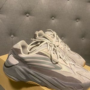 Yeezy tephra 700